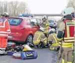  ??  ?? Mehr als 20 Grevenbroi­cher Feuerwehrl­eute waren am Nachmittag zur Autobahn ausgerückt.