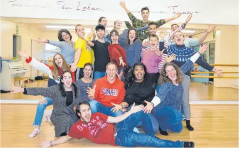  ?? FOTO: MUSICALSCH­ULE ?? Schüler und Lehrer der Musicalsch­ule-Bodensee führen gemeinsam das Musical „Fame“auf.