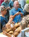  ??  ?? Wie das duftet: Auch frisches Brot konnten Besucher kaufen.