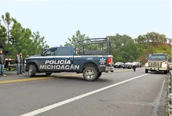  ??  ?? Estatales resguardan el área de la agresión contra agentes en la carretera a Morelia.