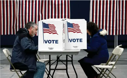  ?? (CONCORD, 23 JANVIER 2023/ AFP/TIMOTHY A. CLARY) ?? Des citoyens du New Hampshire remplissen­t leur bulletin de vote lors de la primaire.