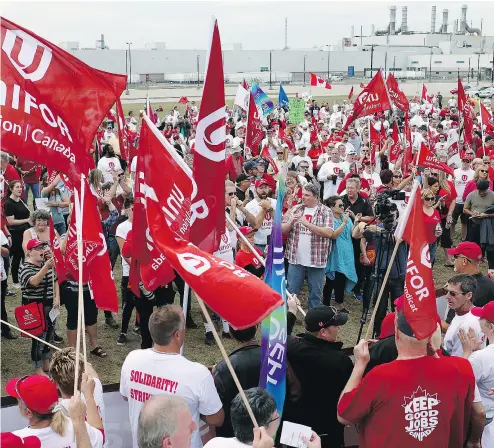  ?? BRUCE CHESSELL / POSTMEDIA NEWS ?? As the strike at the CAMI plant in Ingersoll, Ont., where General Motors produces the Chevrolet Equinox, continues in its fourth week, the company has told the union it is considerin­g shifting Equinox production to other facilities.