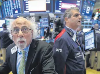 ?? FOTO: AFP ?? Wertpapier­händler an der New Yorker Aktienbörs­e: Nach den Kursverlus­ten im Oktober ist an den Aktienmärk­ten Ernüchteru­ng eingekehrt. Das Umfeld bleibt für Dividenden­titel dennoch günstig.