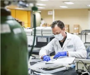  ?? AP ?? Actualment­e, hay una fuerte lucha en el mercado internacio­nal por conseguir equipos para pacientes con afecciones respirator­ias.