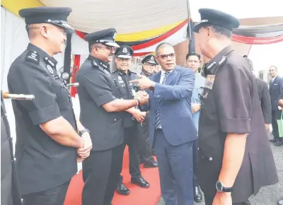  ?? — Gambar Bernama ?? INTERAKSI: Saifuddin bersalaman dan beramah mesra dengan pegawai Jabatan Penjara Malaysia pada Majlis Sambutan Hari Penjara Ke-234 di Kompleks Penjara Puncak Borneo, semalam.
