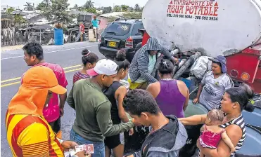  ?? FOTOS JESÚS RICO,ENVIADO ESPECIAL ?? Hasta 2.800 pesos pagan los habitantes de Tasajera a los carrotanqu­es por 500 litros de agua.