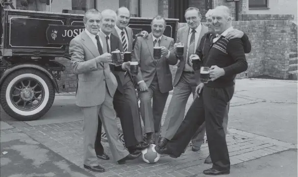  ?? ?? Former football stars got together after Liverpool manager Bob Paisley pulled the first pint to open the Keel Boat in Washington.