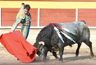  ??  ?? Gustavo García “Solo” tomó la alternativ­a como matador de toros, su padrino Arturo Macías “El Cejas” y como testigo de honor Angelino de Arriaga.