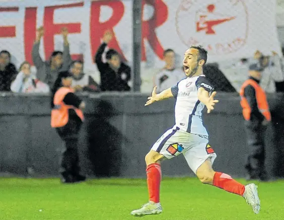  ?? FOTOBAIRES ?? Fundamenta­l. El grito de gol de Fernando Belluschi tras su primer tanto, el del 1-0 parcial. Fue tras un centro del chileno Paulo Díaz.