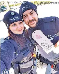  ?? REPRO: PRIVAT ?? „Tolle Geste“twitterten die Polizisten Denise und Soni. An ihrem Einsatzfah­rzeug hing ein ganz besonderes Lesezeiche­n.