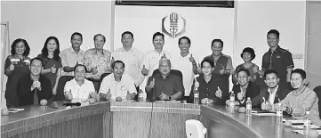  ??  ?? (From seated third left) Wan Ibrahim, Hii, Sim and other committee members giving their thumbs-up to the upcoming CNY open house.