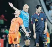  ?? MD ?? Sneijder se lamenta ante el árbitro Webb y Sergio Busquets