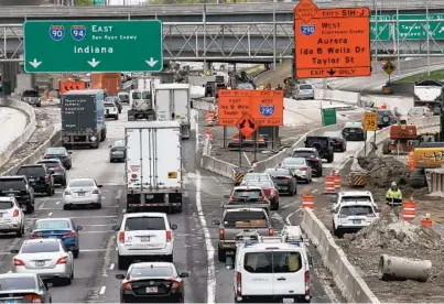  ?? ANTONIO PEREZ/CHICAGO TRIBUNE ?? Vehicles maneuver Jane Byrne Interchang­e reconstruc­tion Thursday in downtown Chicago.