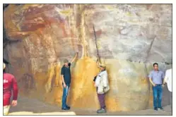  ?? PHOTOS: GREGORY RETALLACK ?? Geologists in the Auditorium Cave, where the 550-million-yearold fossils (below right) were found. They are the first of their kind ever found in India.