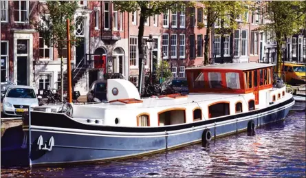  ?? STEVE MACNAULL/The Okanagan Weekend ?? Travel writer Steve MacNaull stayed in this canal boat called Prinsenboa­t while in Amsterdam.