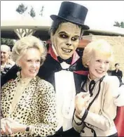  ?? B rr ng tt ?? a es
Tippi Hedren y Janet Leigh con el fantasma de la ópera, en 1984 (derecha)