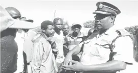  ??  ?? Officer Commanding Nkulumane District Chief Superinten­dent Marshal Dube interacts with residents at Old Pumula in Bulawayo yesterday