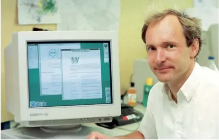  ??  ?? De 1989 à 1994, au CERN, l’ancien physicien Tim Berners-Lee a inventé le World Wide Web, un outil essentiel pour la physique des hautes énergies, 11 juillet 1994. © CERN