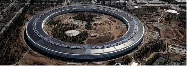  ??  ?? L’«astronave».
La nuova sede di Apple a Cupertino