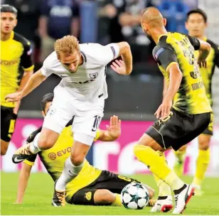  ??  ?? CLAVE. Harry Kane anotó dos goles y puso una asistencia, ayer, para el Tottenham.