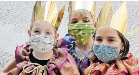  ?? FOTO: STEFANIE WILHELM/DPA ?? Selbst Hoheiten tragen heutzutage Masken. Von Haus zu Haus ziehen können sie diesmal aber nicht. Doch viele Pfarreien bieten Ersatz an.