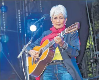  ?? FOTO: MARTIAL TREZZINI ?? US-Folksänger­in Joan Baez, hier bei einem Auftritt in Nyon im Jahr 2015, verabschie­det sich mit einer CD und einer Tournee von ihrem Publikum.