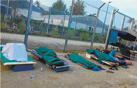  ??  ?? Refugees sleep in the open air to escape oppressive conditions inside the Manus Island detention centre before it was evacuated.