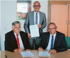  ?? Foto: Claudia Bammer ?? Reinhold Demel, Klaus Metzger und Gottfried Denkel (von links) unterzeich­nen die Kooperatio­nsvereinba­rung für die Jugendberu­fsagentur.