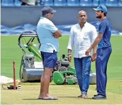  ?? — AFP ?? Sri Lankan chief selector Sanath Jayasuriya (centre) interacts with captain Dinesh Chandimal (right) and team manager Asanka Gurusingha at the Pallekele Internatio­nal Stadium.