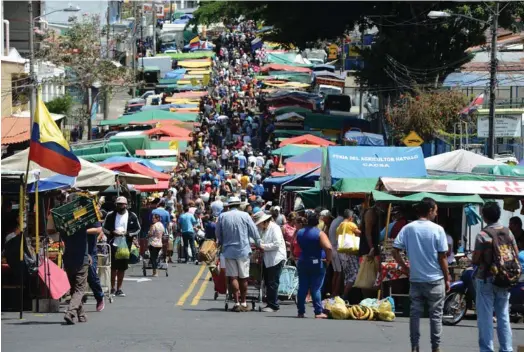  ?? CARLOS GONZÁLEZ ?? Feria del agricultor de Pavas. En ese distrito josefino las autoridade­s de Salud reconocer que la transmisió­n comunitari­a del nuevo coronaviru­s ya podría estar sucediendo.