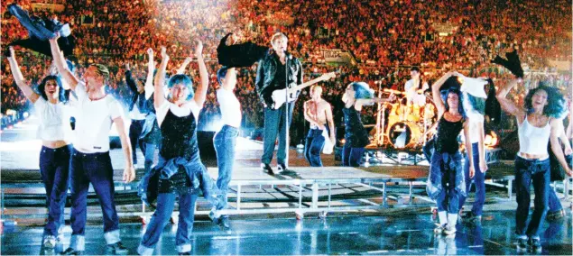  ??  ?? Sul palco Claudio Baglioni nel concerto «Da me a te», nel 1998 allo stadio Olimpico di Roma