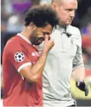  ?? AFP ?? Mohamed Salah se marcha del campo, en Kiev, con lágrimas.