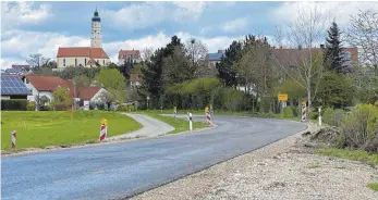  ?? FOTO: REINER SCHICK ?? Auf 70 Zentimeter ist ein Stück der Kreisstraß­e zum Aispel in Öpfingen erhöht worden, um bei Hochwasser ein Überfluten zu verhindern. Jetzt muss ein kleiner Abschnitt vermutlich wieder um 30 Zentimeter tiefergele­gt werden, weil es sonst im Ort zu Problemen kommen könnte.