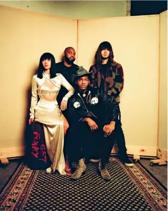  ??  ?? Khruangbin incluso ha grabado con el cantante Leon Bridges.