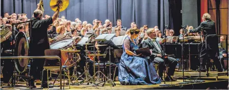  ?? FOTO: HELMUT SCHÖNECKER ?? Ein beeindruck­endes, klangmächt­iges Gebilde schufen der Konzertcho­r Federsee, die Cantemus-Frauenstim­men und der Silchercho­r Donau-Bussen sowie die Solisten unter der Leitung von Peter Schmitz mit Carl Orffs „Carmina Burana“in Bad Buchau.