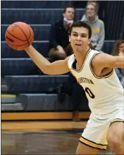  ?? DREW ELLIS — MEDIANEWS GROUP ?? Clarkston senior Keegan Wasilk fires a pass down court for one of his nine assists in Friday’s 65-44win over Lake Orion.