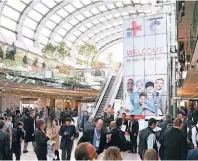  ?? FOTO: MEDICA ?? Tausende Besucher aus aller Welt kommen Jahr für Jahr auf das Messegelän­de in Düsseldorf.