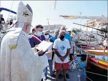  ??  ?? L’évêque procédant au baptême de l’embarcatio­n.