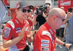  ??  ?? CABALLERO. Jorge Lorenzo ensalzó el talento de Dani Pedrosa.