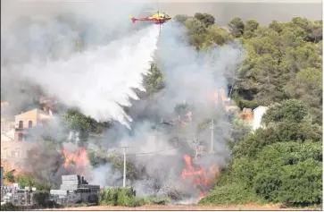  ?? (Photo Franck Fernandes) ?? Aux portes de Nice, le village de Castagnier­s a été la proie des flammes tout l’après-midi. Hier soir, le feu était sous contrôle, mais toujours pas fixé.