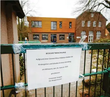  ?? Foto: Henning Kaiser, dpa ?? Im Kreis Heinsberg bleiben Kindergärt­en und Schulen geschlosse­n. In dem Landkreis in Nordrhein-Westfalen stehen rund 400 Menschen unter häuslicher Quarantäne.