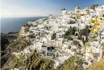  ??  ?? Santorin ist für seine weißen Häuser oben auf den Vulkanfels­en berühmt. Foto: Philipp Laage