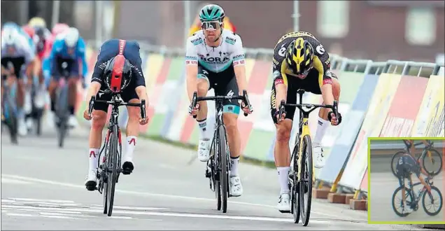  ??  ?? Pidcock (izquierda) y Van Aert (derecha) esprintan ante la mirada de Schachmann (centro). La foto finish (parte inferior derecha) dicta que la rueda de arriba (Van Aert) entra antes.