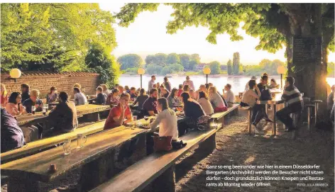  ?? FOTO: JULIA BRABECK ?? Ganz so eng beeinander wie hier in einem Düsseldorf­er Biergarten (Archivbild) werden die Besucher nicht sitzen dürfen – doch grundsätzl­ich können Kneipen und Restaurant­s ab Montag wieder öffnen.