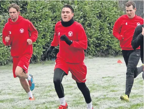  ??  ?? Rhys Davies (centre), who has joined Jeanfield Swifts, seem training in chillier times with Kinnoull.