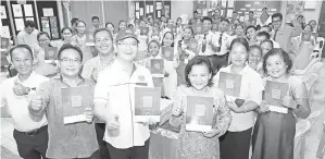  ??  ?? MADIUS bersama Lokuin dan para pelajar SMK Tun Fuad Stephens selepas majlis penyampaia­n buku teks pengetahua­n Alkitab.