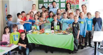  ?? FOTO: GEMEINDE ABTSGMÜND ?? Die Grundschul­e Hohenstadt hat sich am Projekt „Schmetterl­ingszucht“des BUND beteiligt. Die ersten Schmetterl­inge sind bereits geschlüpft. Die Schüler und Schulleite­rin Heike Brost mit Lehrerteam informiert­en Bürgermeis­ter Armin Kiemel über den ersten...