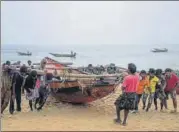  ?? PTI ?? ■
Fishermen pull their boats out from the sea following Cyclone Bulbul warning in Puri on Friday.