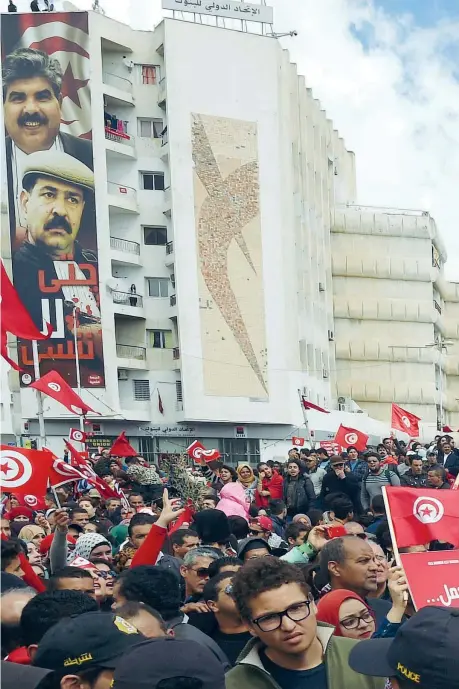  ?? (Afp/Fethi Belaid) ?? Bandiere Manifestan­ti (almeno 50 mila) nelle strade di Tunisi. Una stele al museo del Bardo ricorda le vittime della strage