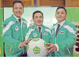  ?? ERNIE PEÑAREDOND­O ?? Milo Philippine­s sports executives, from left, Lester Castillo, business unit manager Willi de Ocampo and sports executive Robbie de Vera during the media conference announcing the names of junior booters who will leave for Barcelona.